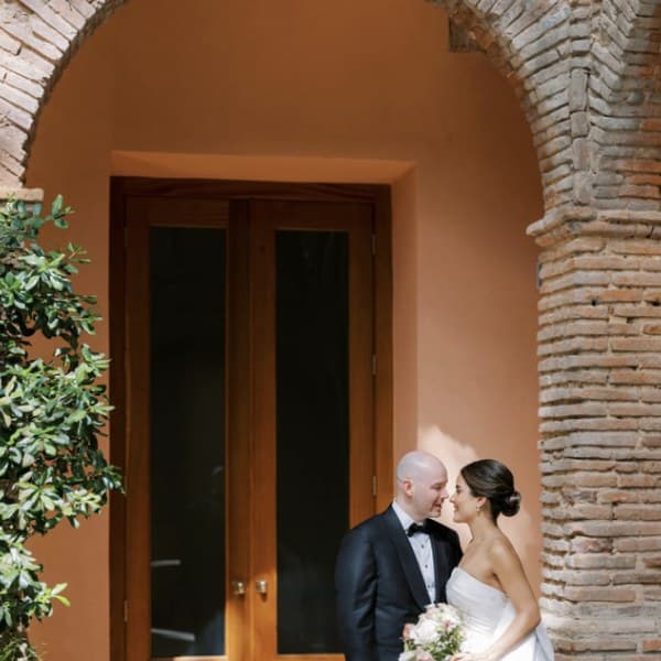 A kiss under the archway